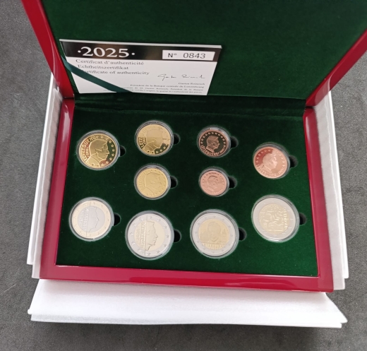Offizieller Proof KMS Luxemburg 2025 in Offizieller Holzschatulle